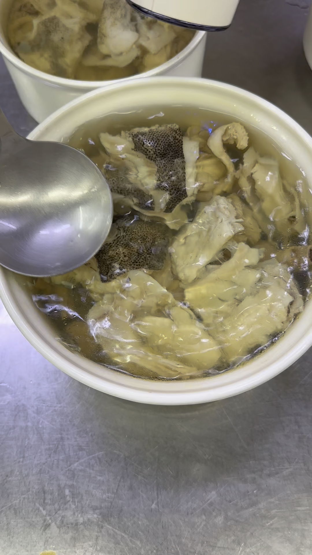 一炉火炖足够六小时大石斑鱼骨汤清澈见底好喝又美味你们觉得这汤够