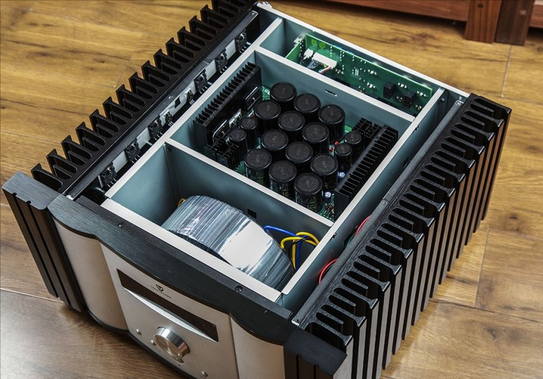 天逸ad-2pro 是一款高端hi-fi功放,具有卓越音质,高性价比和强大驱动