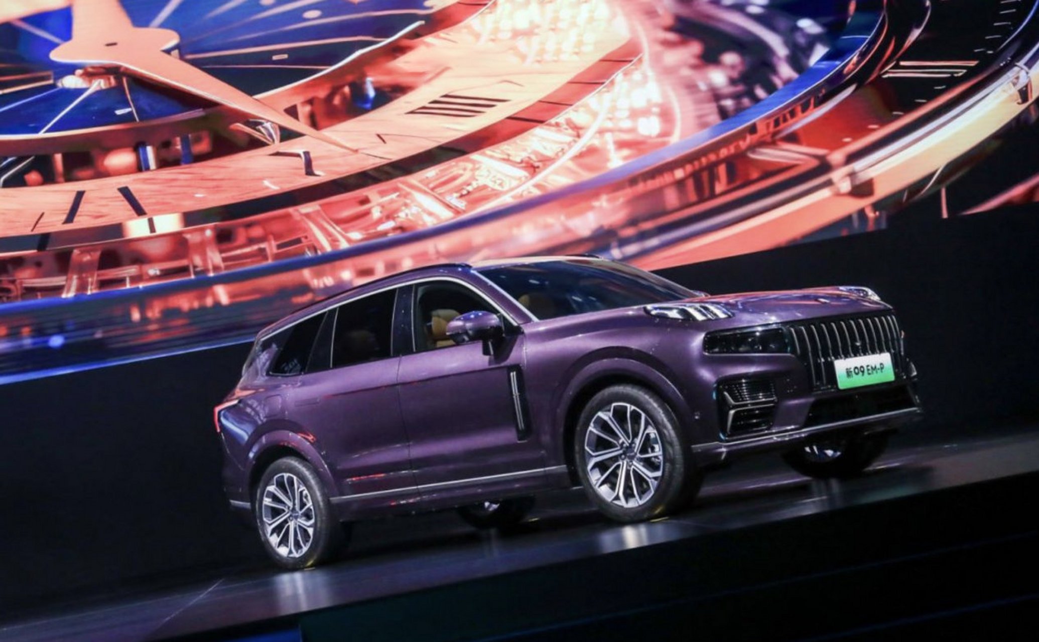 领克新09em-p是一款具备越野车和性能车的驾控自由,又拥有百万级mpv