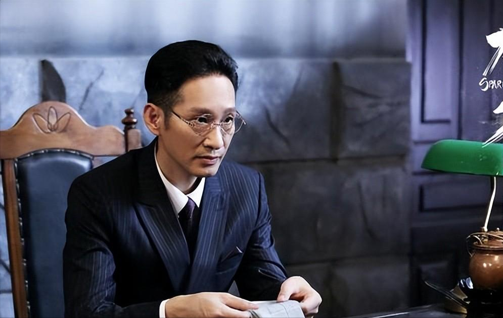 这个人,就是演员傅彪.1999年,王劲松因电视剧《等你归来》与傅彪结识.