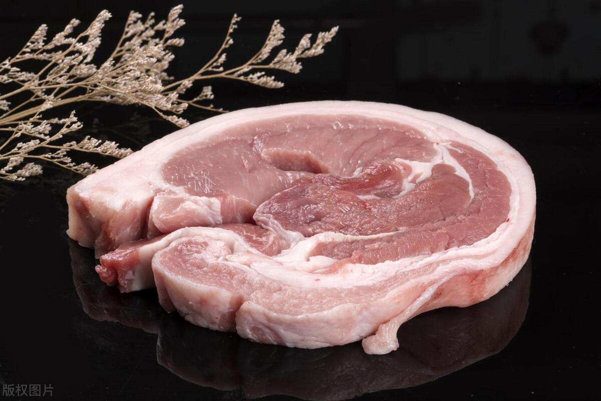 猪肉上的红章和蓝章是官方质量认证标记,代表猪肉经过了必要的检疫和