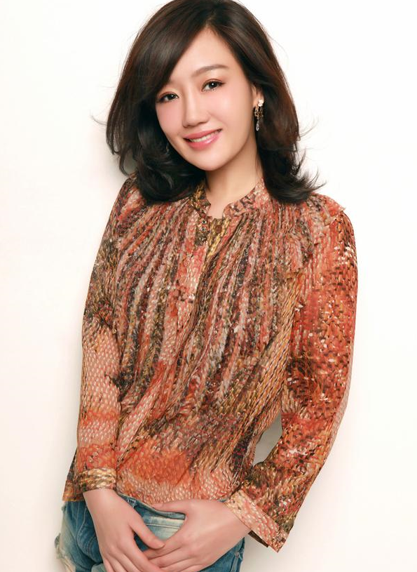 45岁薛佳凝现身街头,**微胖**肿脸被吐槽,至今单身