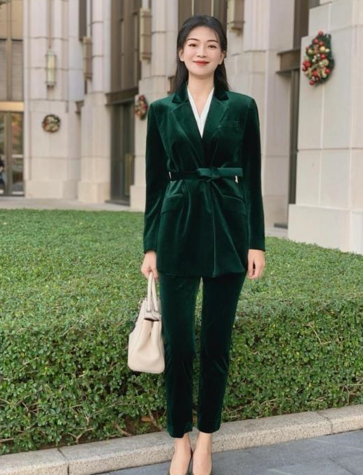 看了孟晚舟的打扮我悟了:衣装套穿,发不烫不染,到老都优雅气质