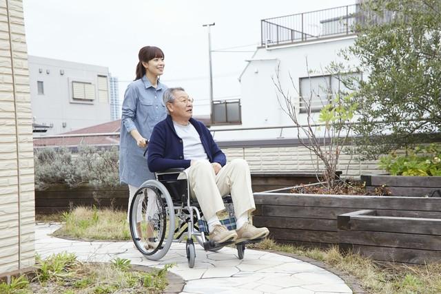 站在路边,她想着打车过去,可司机看见她身边的轮椅,直接开了过去,让老