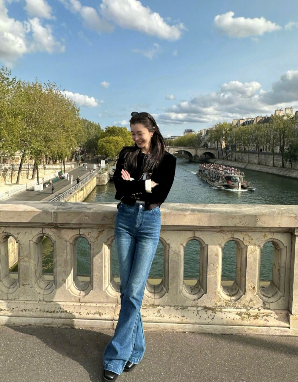 宋轶真是天生丽质,黑色小香风搭配高腰牛仔裤,简约又百搭,大长腿一览