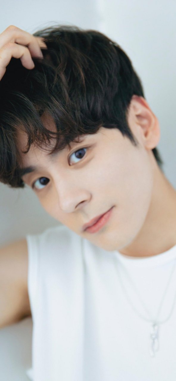 魏哲明手机壁纸 想把他比作月亮,但又觉得月亮太遥远了,我的爱意无法