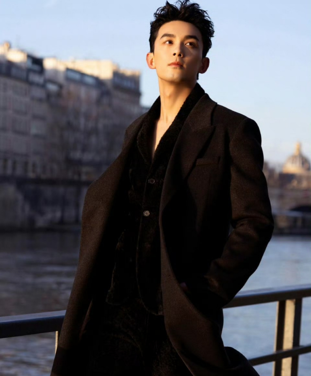 吴磊是又穿了深v吗,吴磊巴黎随拍,吴磊今日真空深v西装现身巴黎时装周