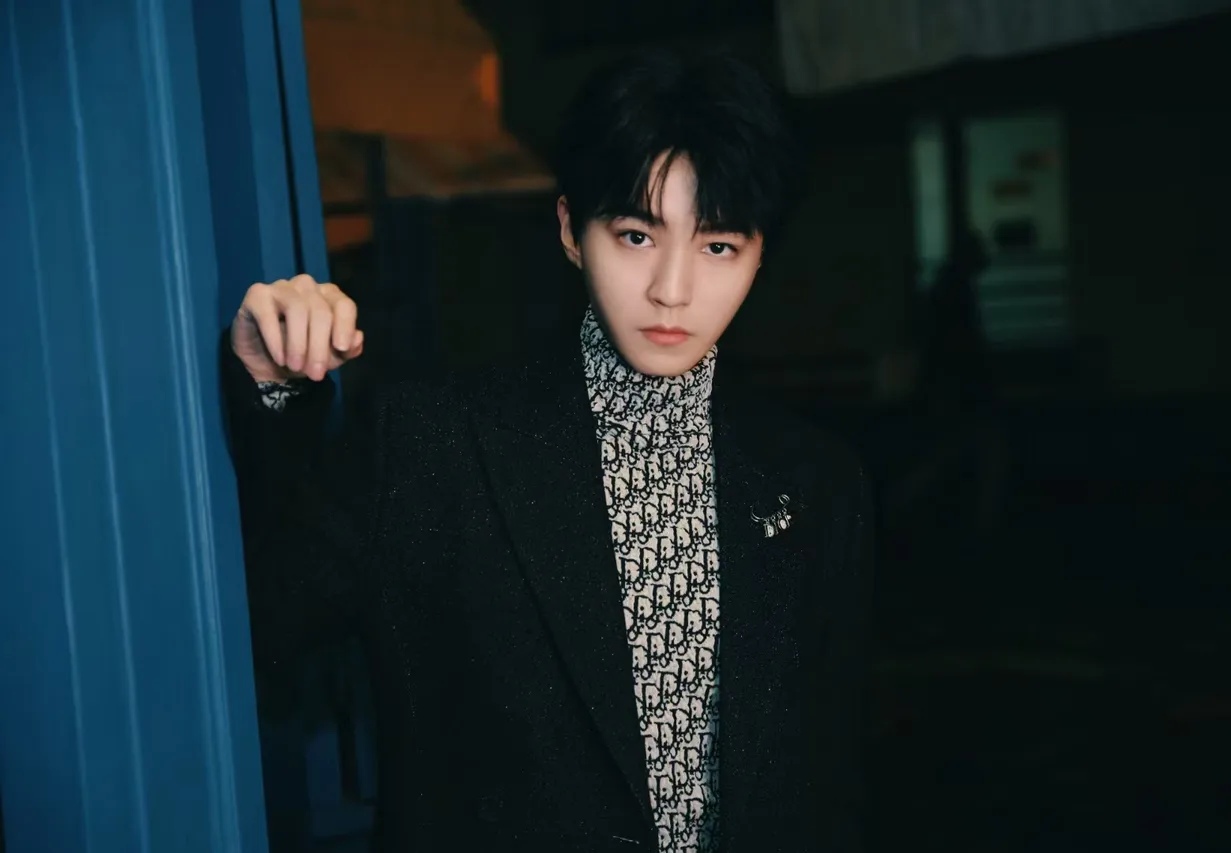 秋冬巴黎男装周,王俊凯现身品牌秀场,黑色风衣尽显高级感优雅