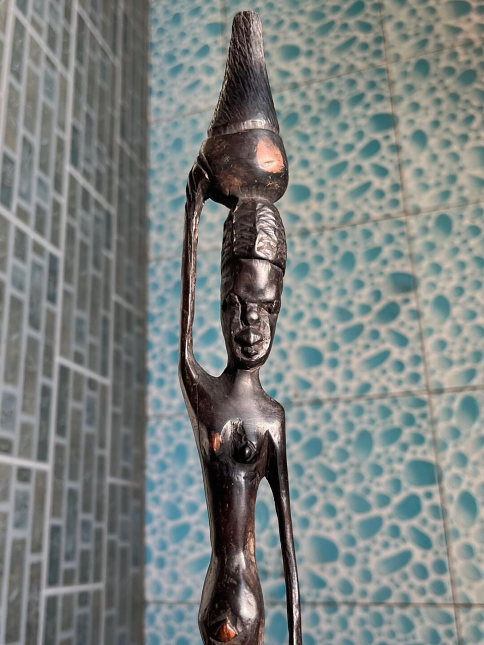 非洲黑木雕  非洲黑木雕主要采用非洲硬木,经过雕刻,打磨,抛光等一