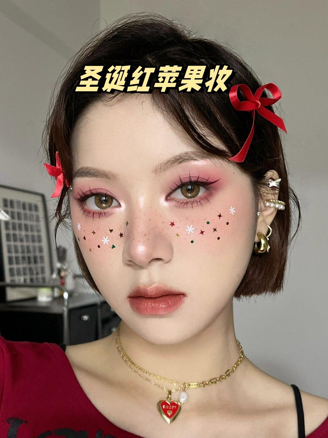 圣诞红苹果妆  我特别钟爱临近圣诞节的时光,那红红的色彩让人感受到