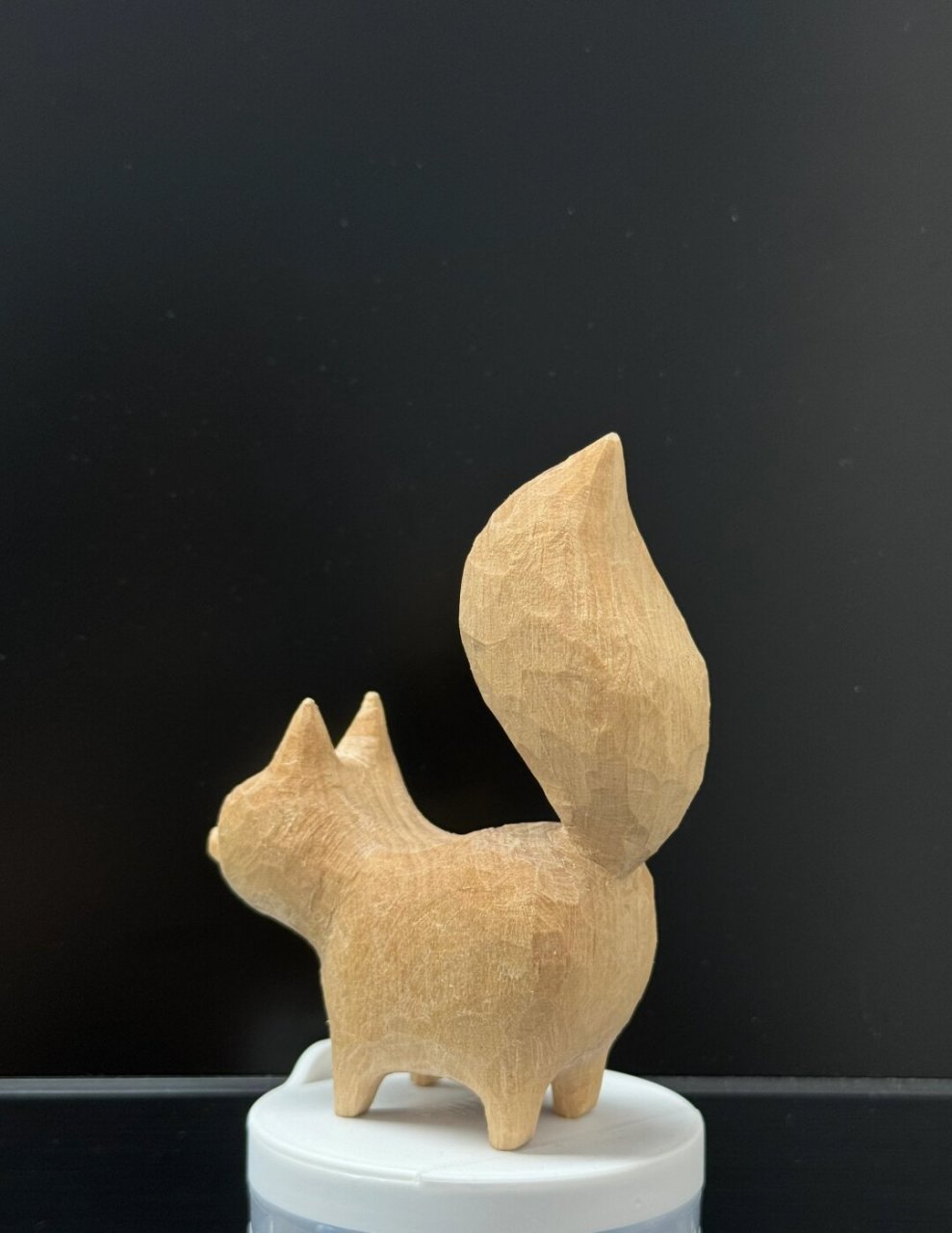 木雕小狐狸  我入手了一块已经切好的狐狸形状的木头,还准备了修边刀