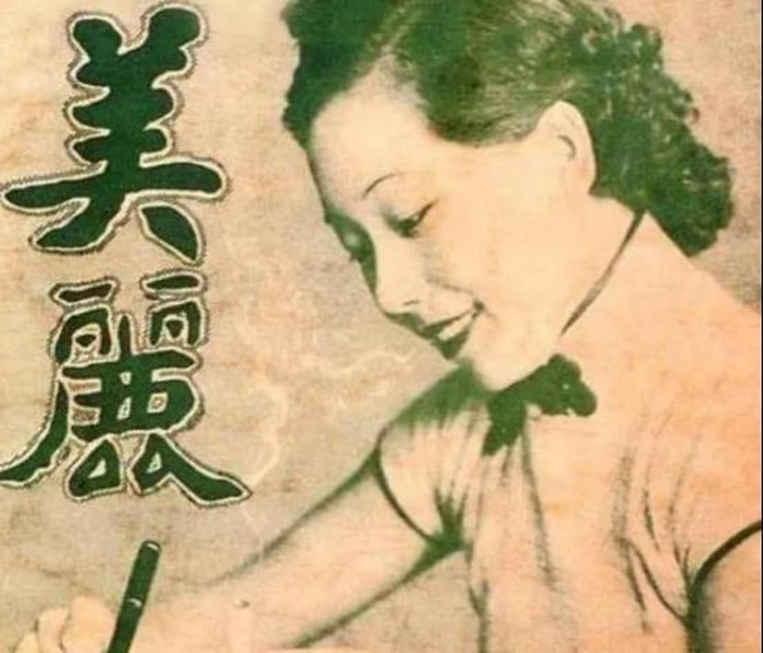 1974年,26岁的周荣鹤把62岁的蒋梅英搂在怀中强吻,无论蒋梅英费力挣扎