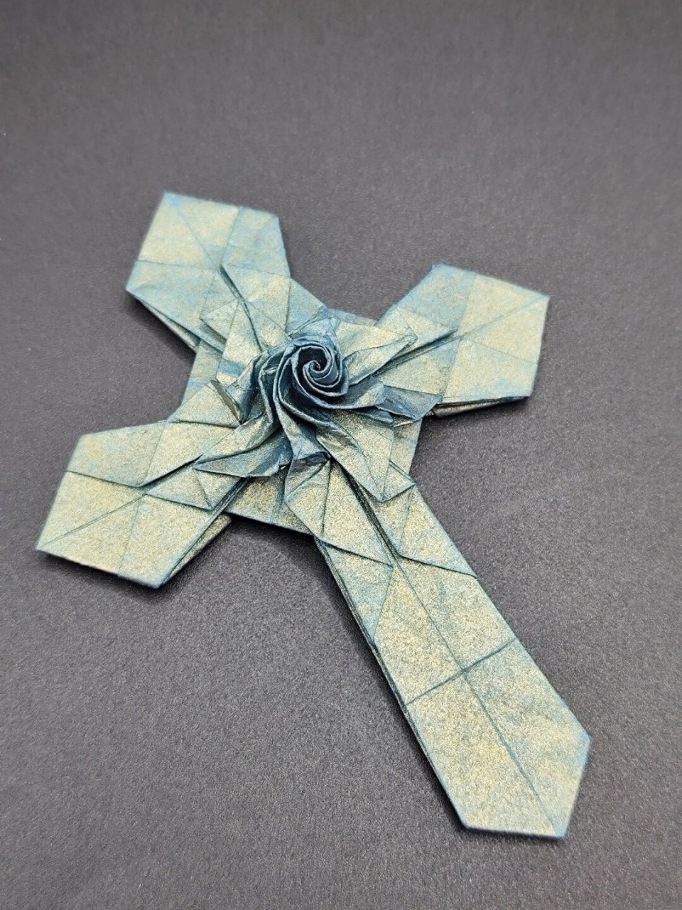 折了一个华丽十字架!  "最终的成品真是令人惊艳!