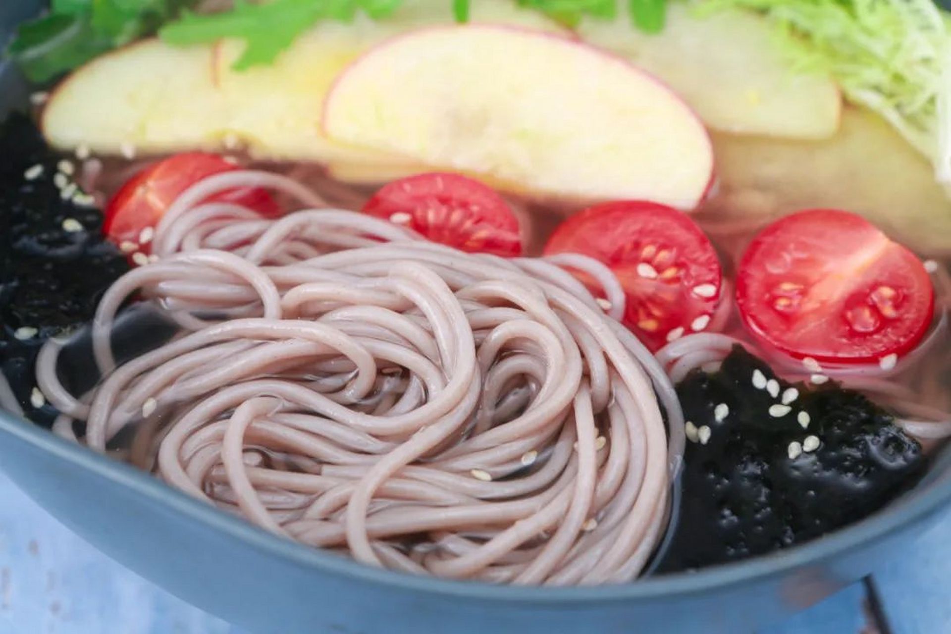 看起来平平无奇,实际上却鲜香得不行的荞麦冷面 食材: 荞麦面,苹果,小