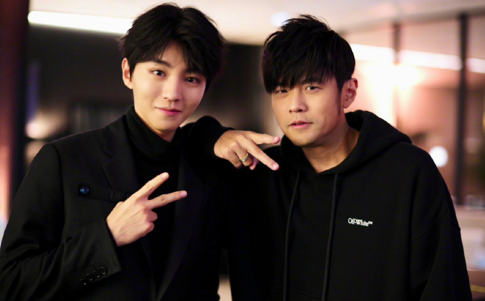 周杰伦王俊凯一起逛街# 我们从小听着周董的歌长大的,能遇见偶像简直