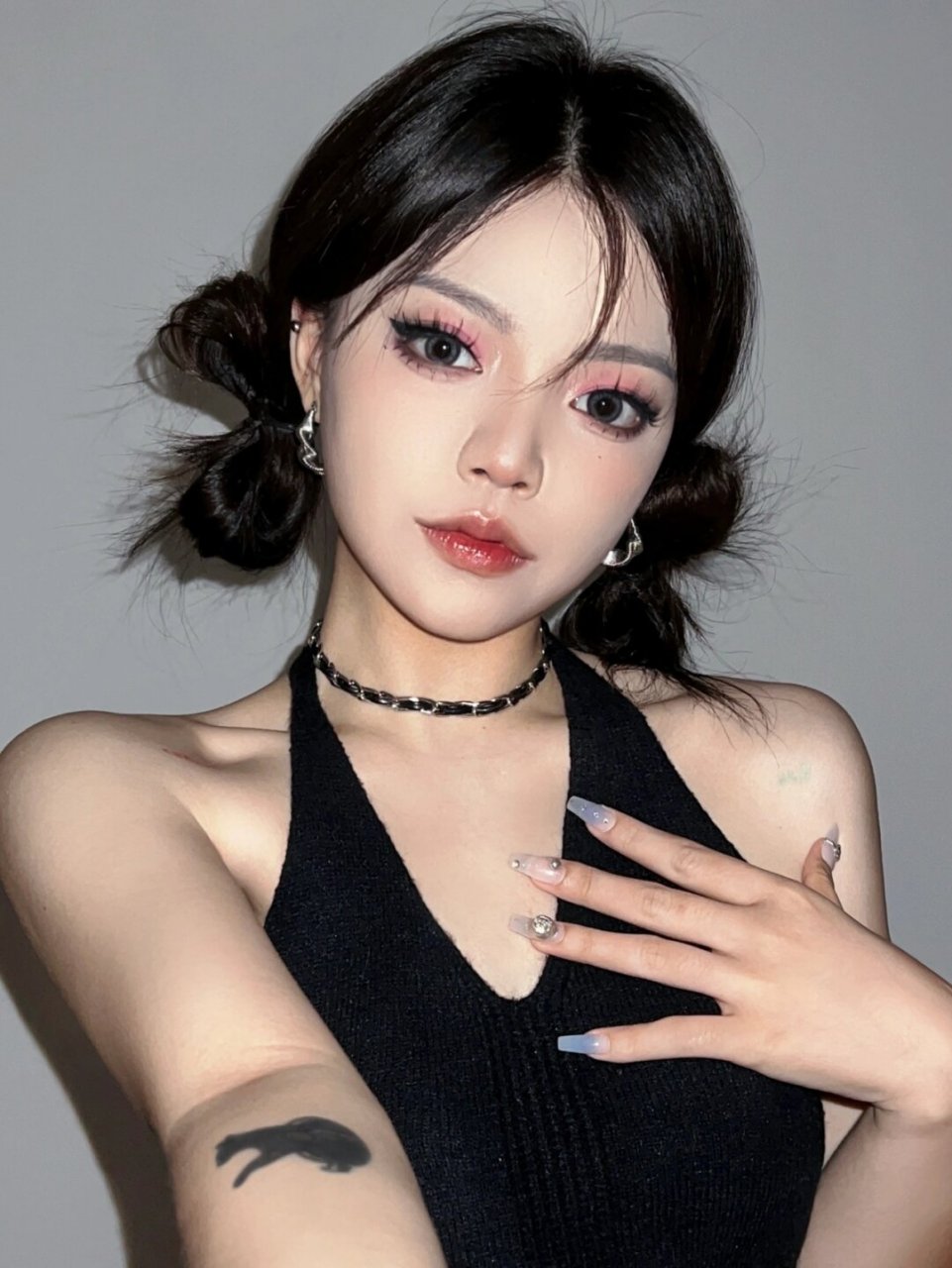 辣妹妆容的魅力在于其鲜明,大胆的色彩和独特的风格.