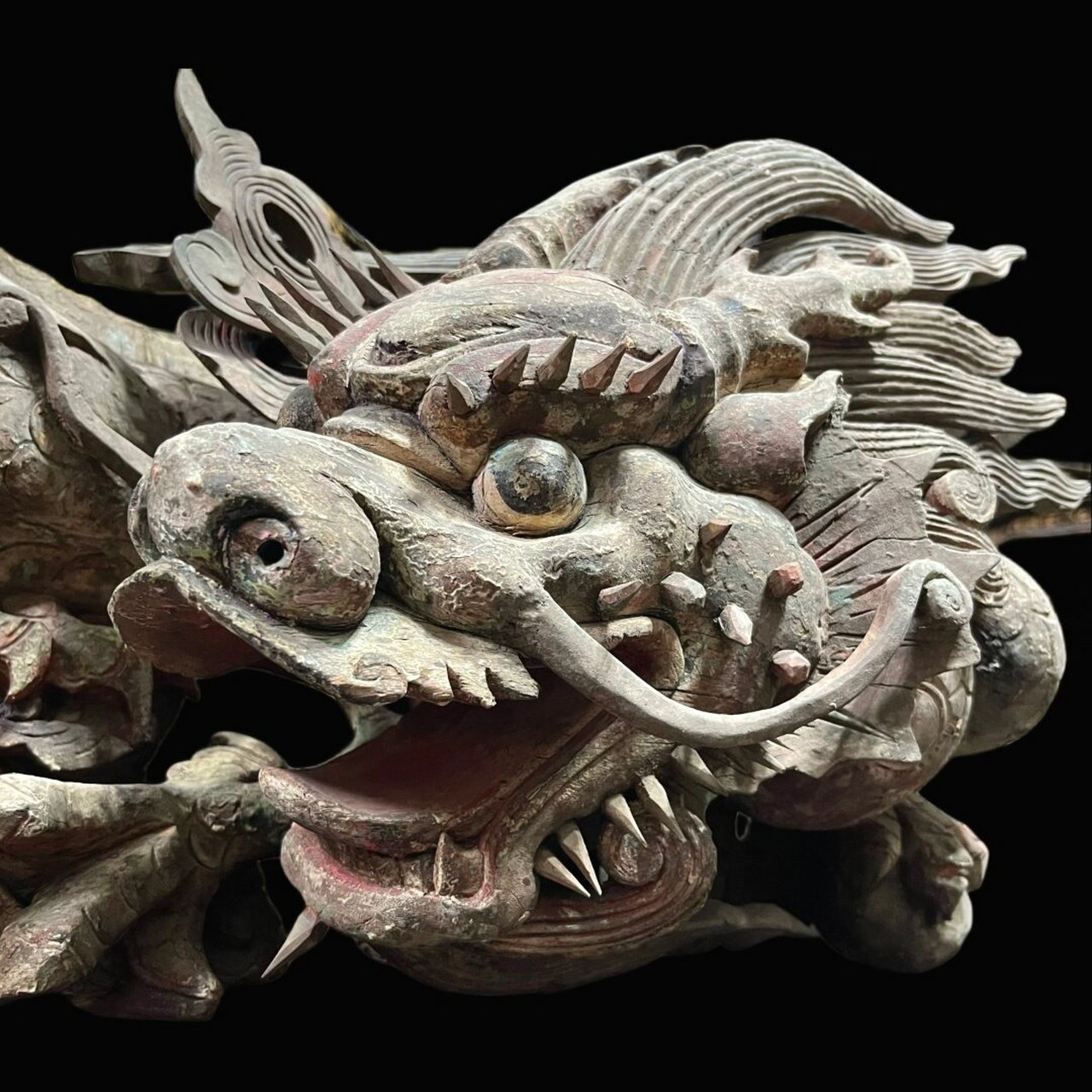 这条木雕鱼化龙,巧妙地融合了鱼和龙的特征,既具有鱼的优雅婉约,又