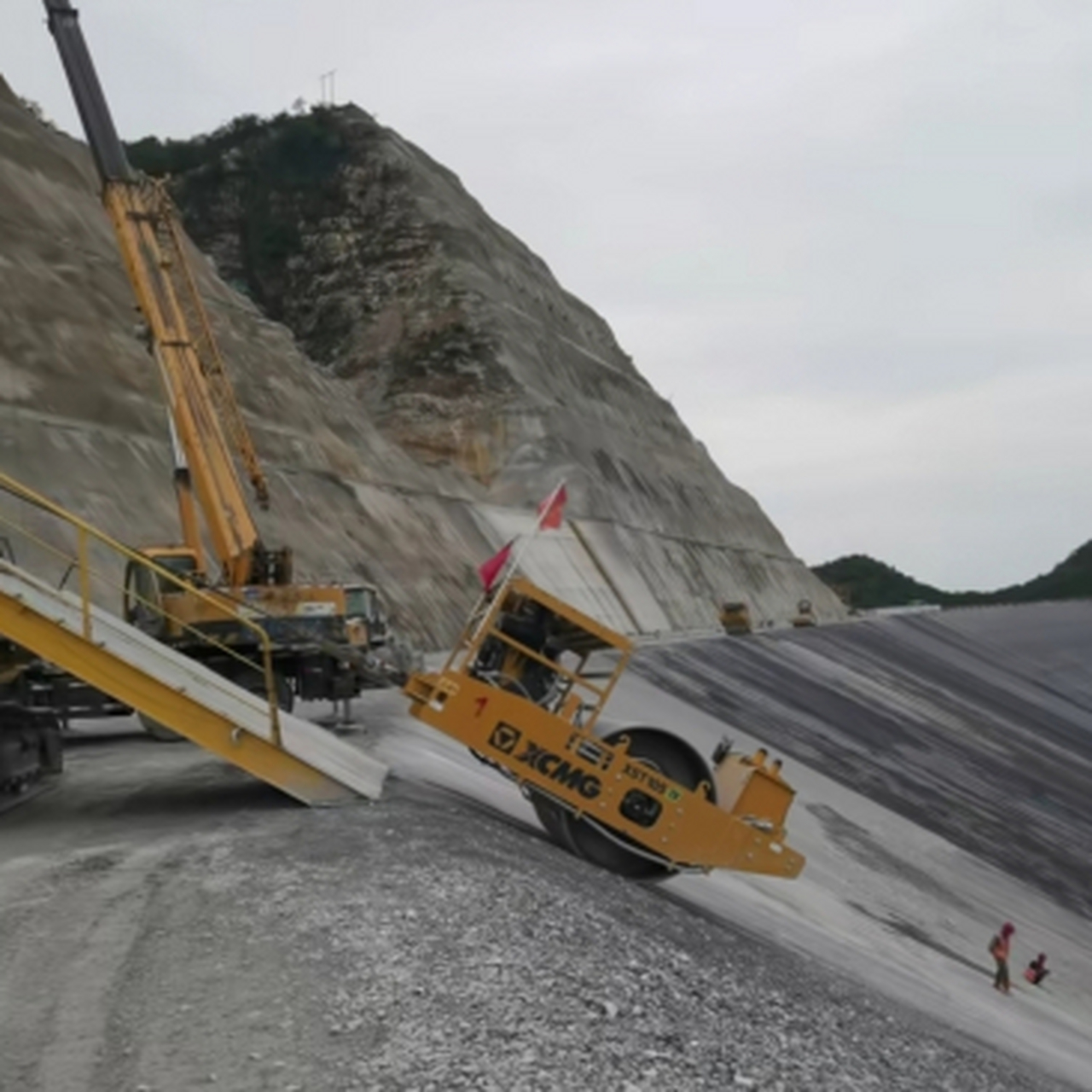 这种神奇的机器能够在山体斜坡上轻松地压制出平缓的坡度,为我们的