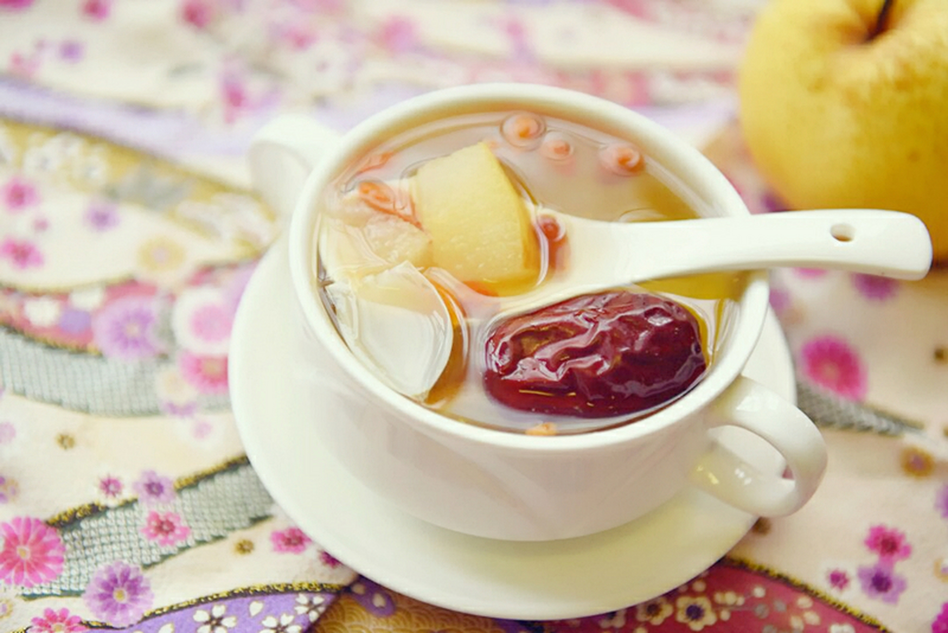 让我干了这碗红枣百合雪梨糖水 材料: 酥梨一个,百合一颗,红枣三颗