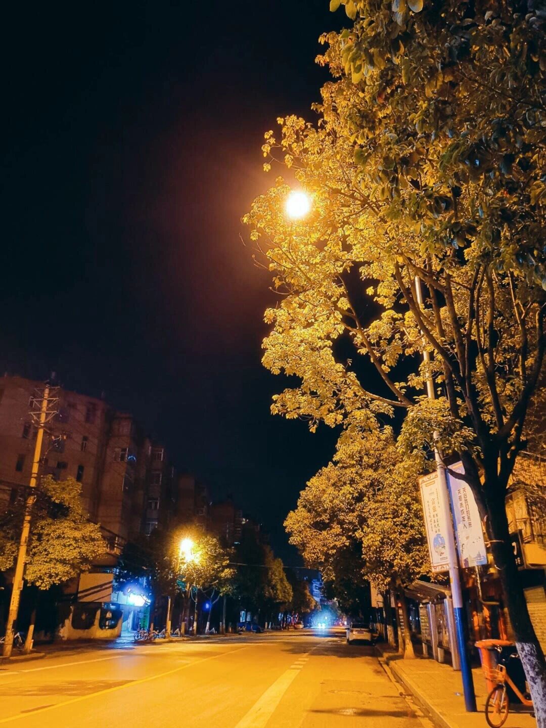 真实夜景路边图片真实图片街头夜景图片街景图片夜晚伤感路边夜景图片