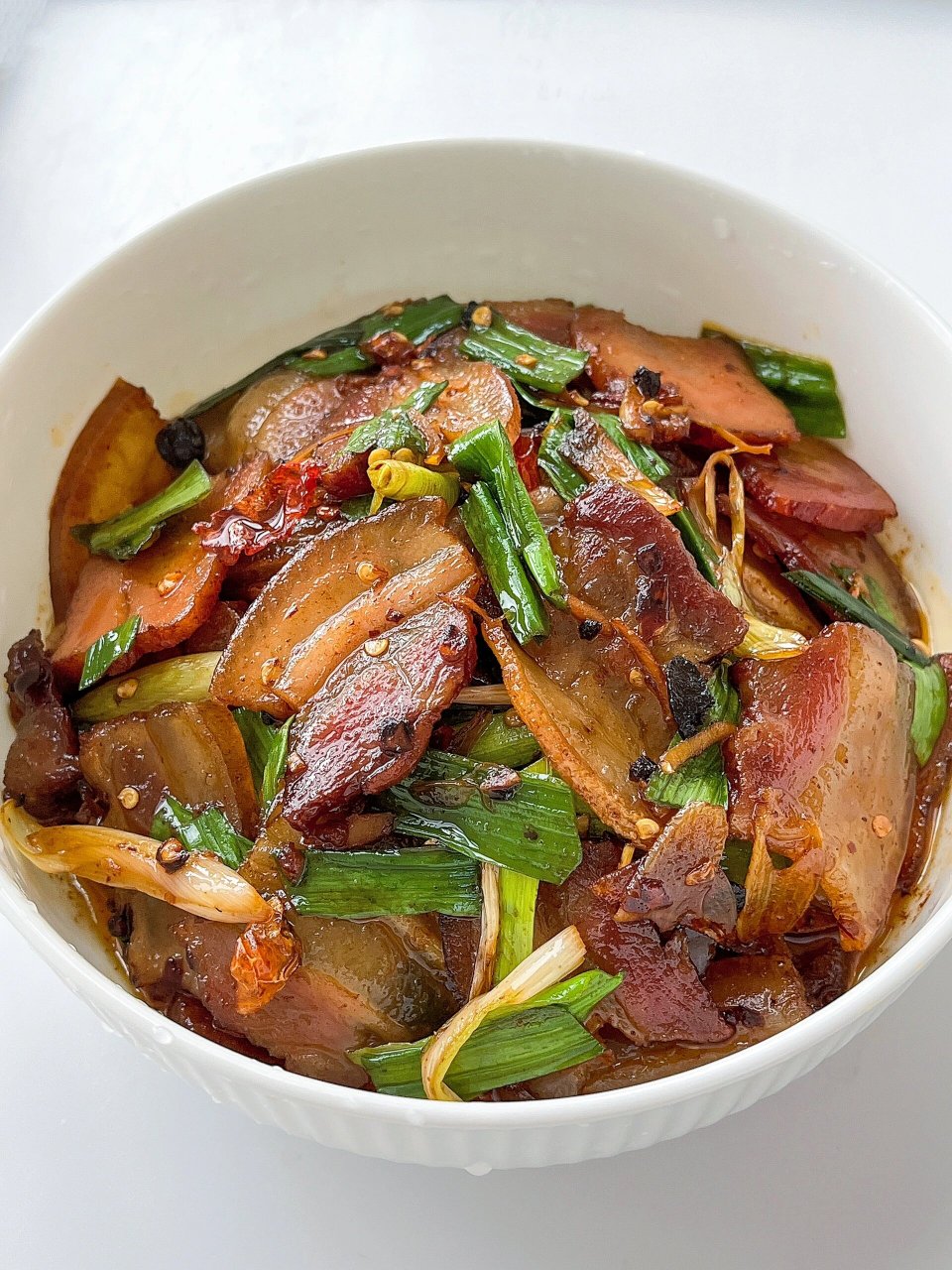 家乡美食/简单下饭的蒜苗炒腊肉 蒜苗炒腊肉,炒青椒都非常的好吃,而且