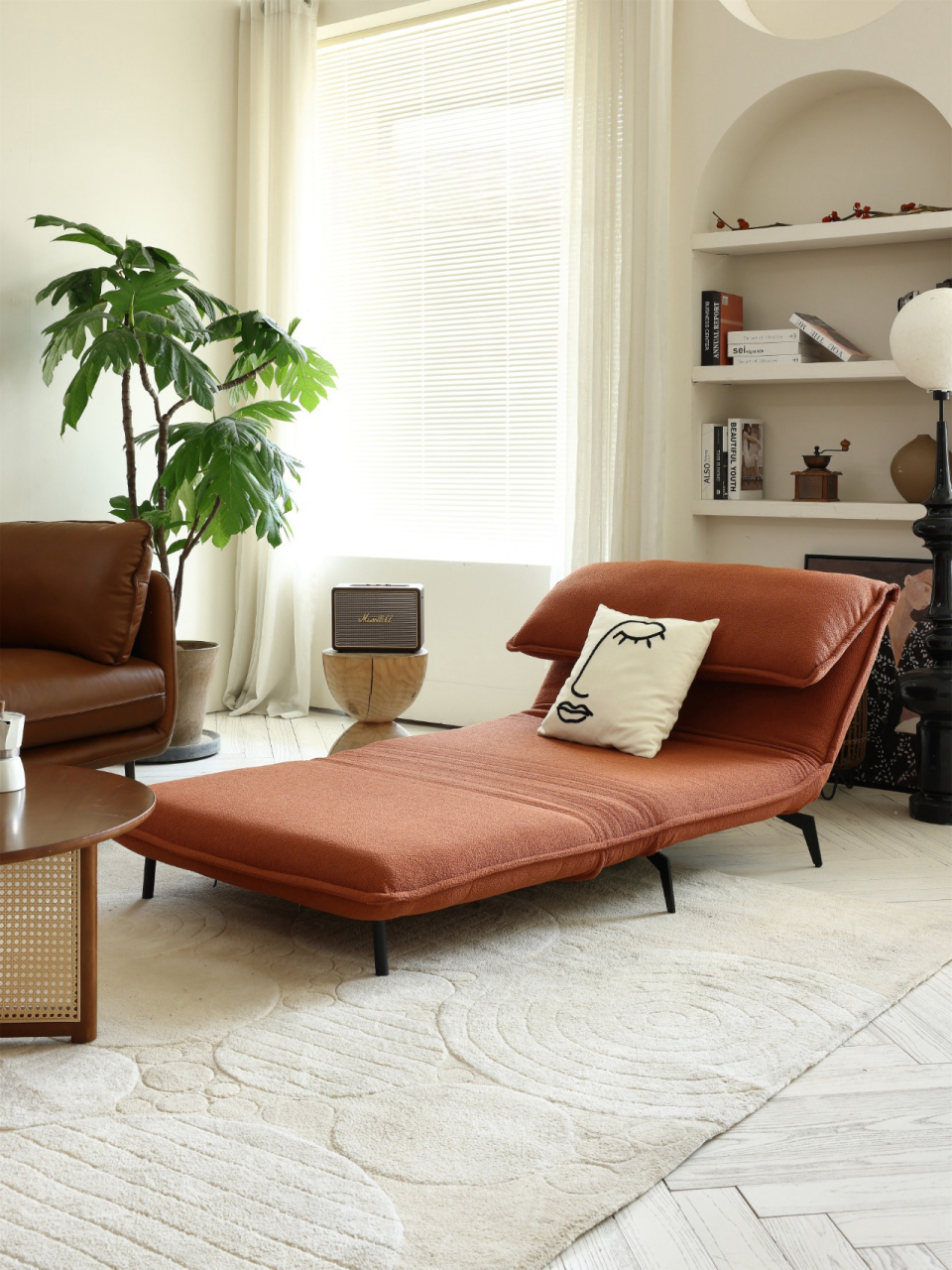 1㎡沙发和床都拥有|小户型家居必备  这款红棕色调的沙发床,不仅外观