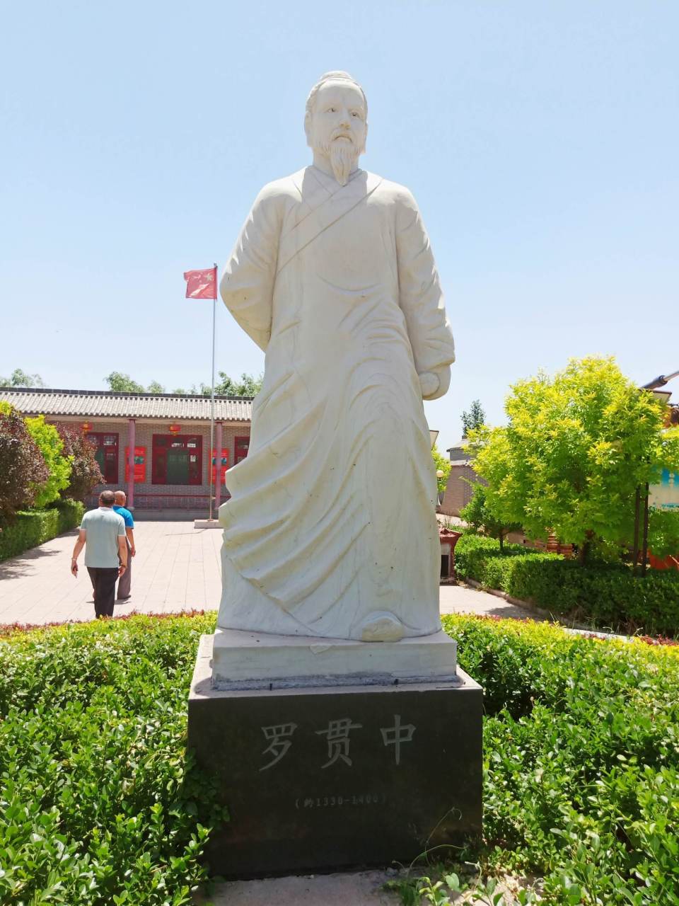 罗贯中,这位元末明初的杰出文学家和历史学家,以其卓越的才华和深邃的