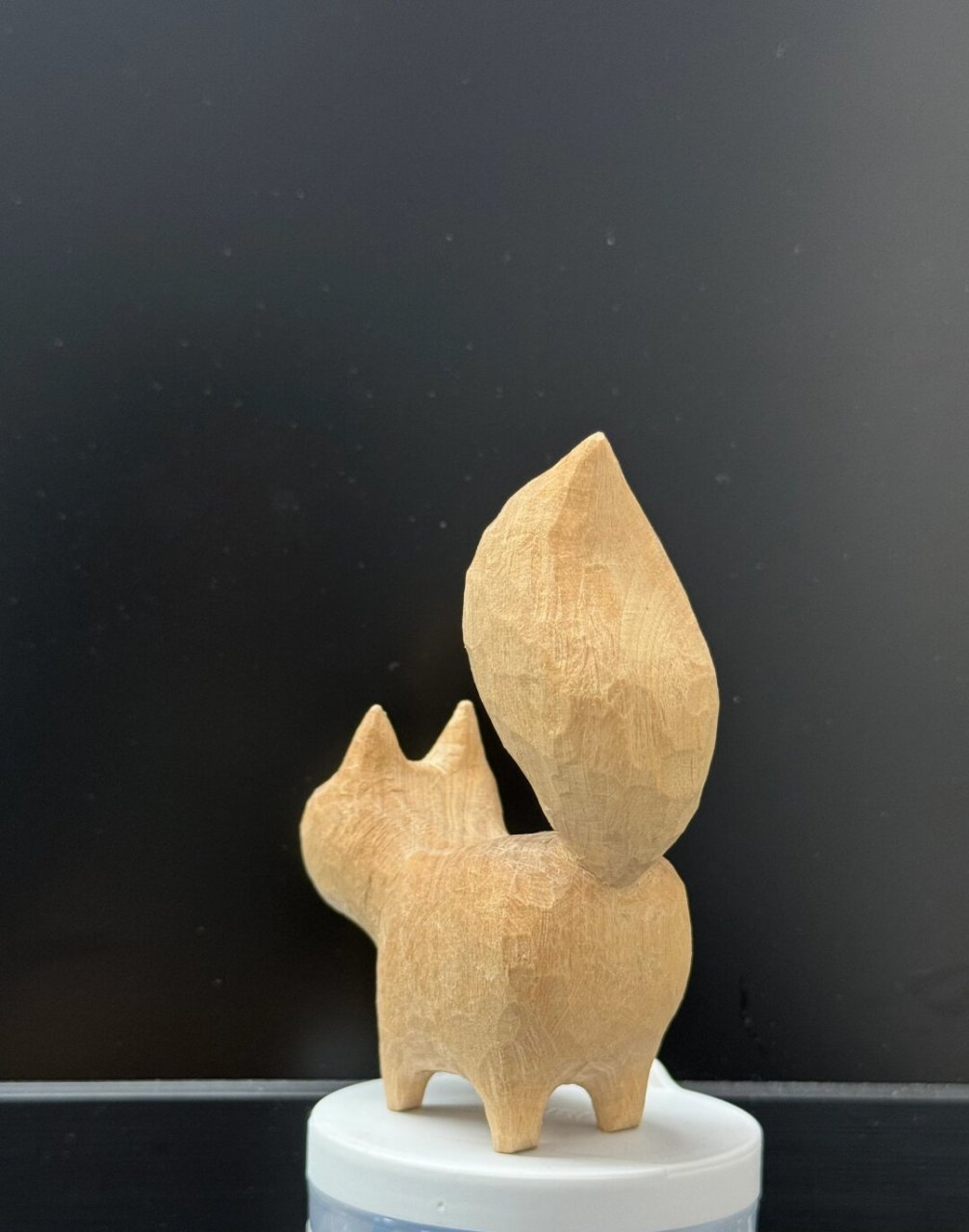 木雕小狐狸  我入手了一块已经切好的狐狸形状的木头,还准备了修边刀