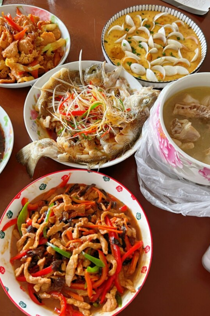 月嫂做的月子餐  月嫂做的月子餐非常精致,每一道菜品都经过精心挑选