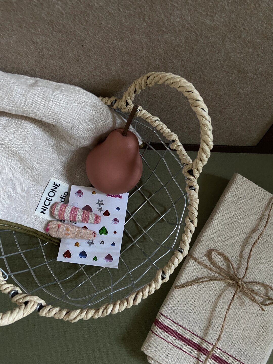 我迫不及待地拆开包装里面装满了各种可爱精致的发夹看得我眼花