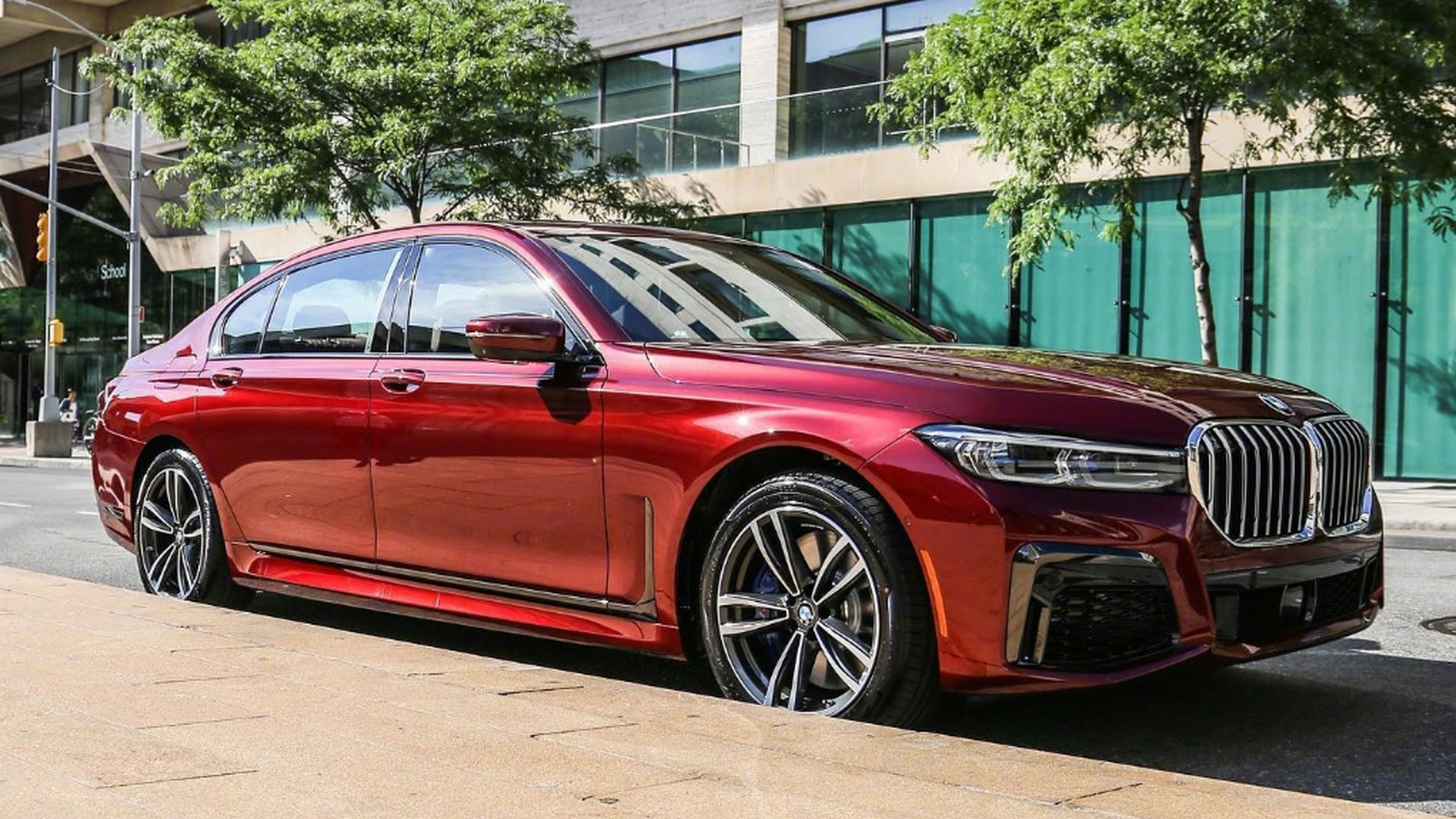 红色版的宝马7系颜值爆表,气场碾压奔驰s级 作为奔驰s级的竞争对手