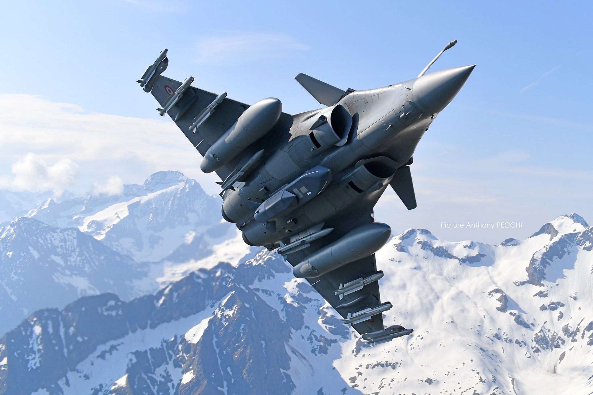 印度阵风战斗机抵达法国埃夫里的消息.