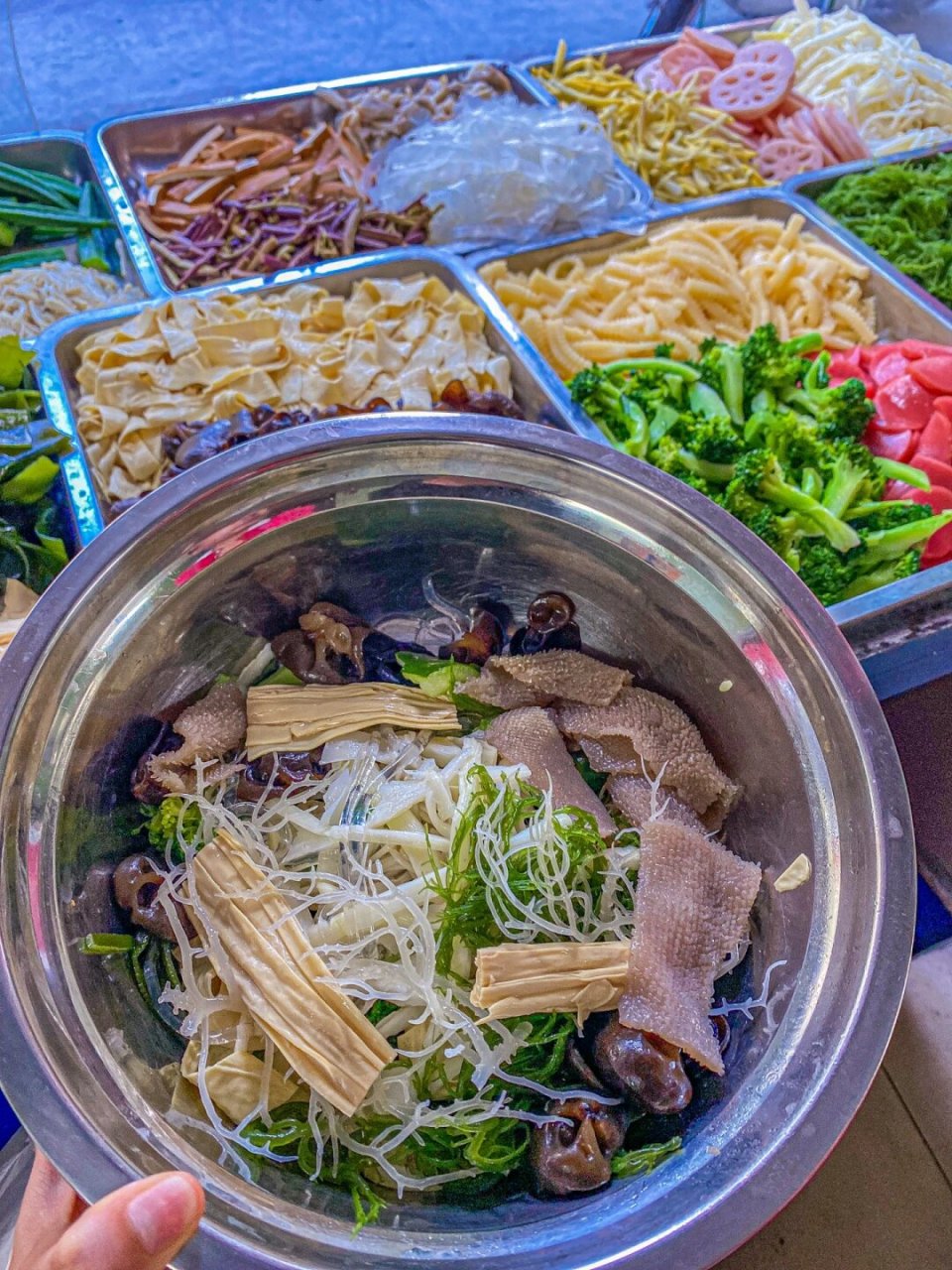 终于在海南挖到这种凉拌菜摊摊真的巨香  这个凉拌菜摊位的香气实在