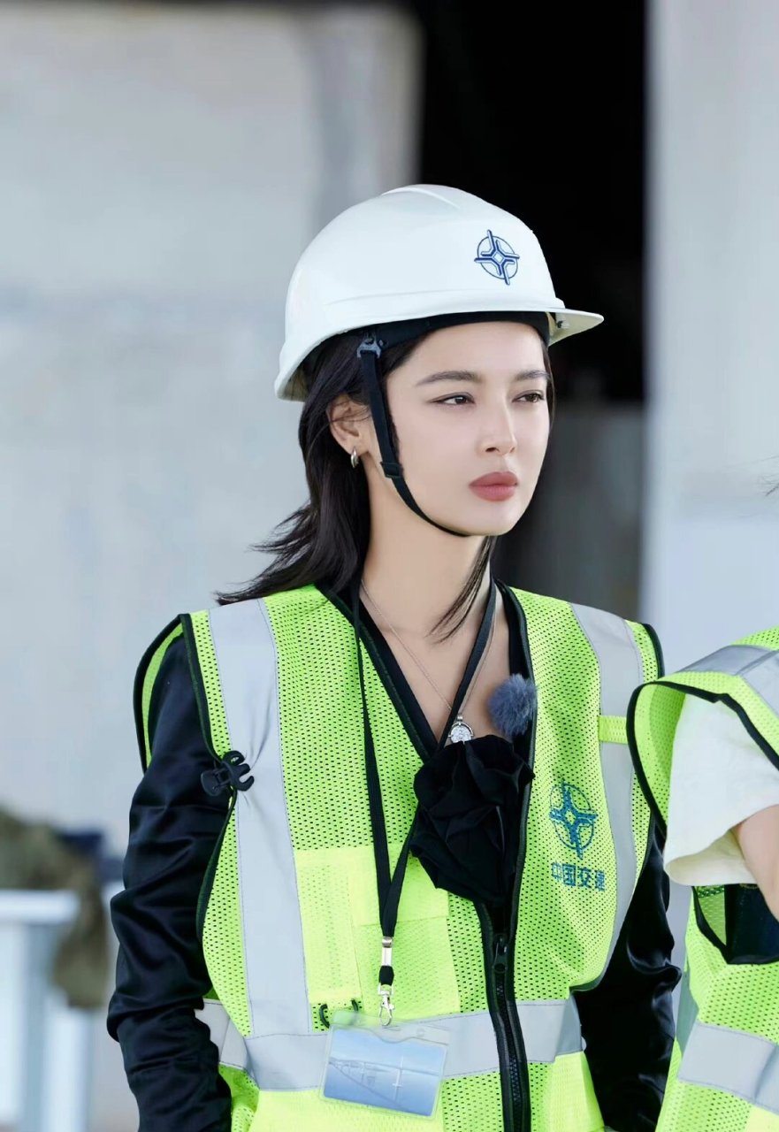 知名娱记爆料称,翟天临与女友辛芷蕾共度良宵后,又与一位长发美女