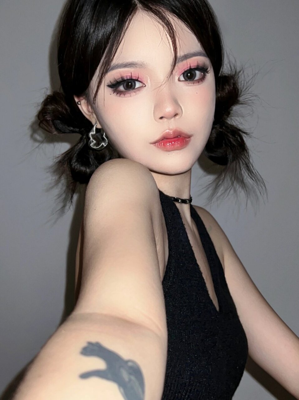 辣妹妆容的魅力在于其鲜明,大胆的色彩和独特的风格.