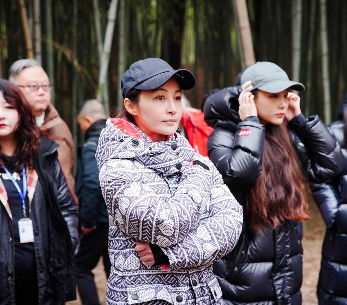 姚笛近况曝光,疑似转行当导演,穿棉袄戴帽子站c位,新剧条幅透露野心