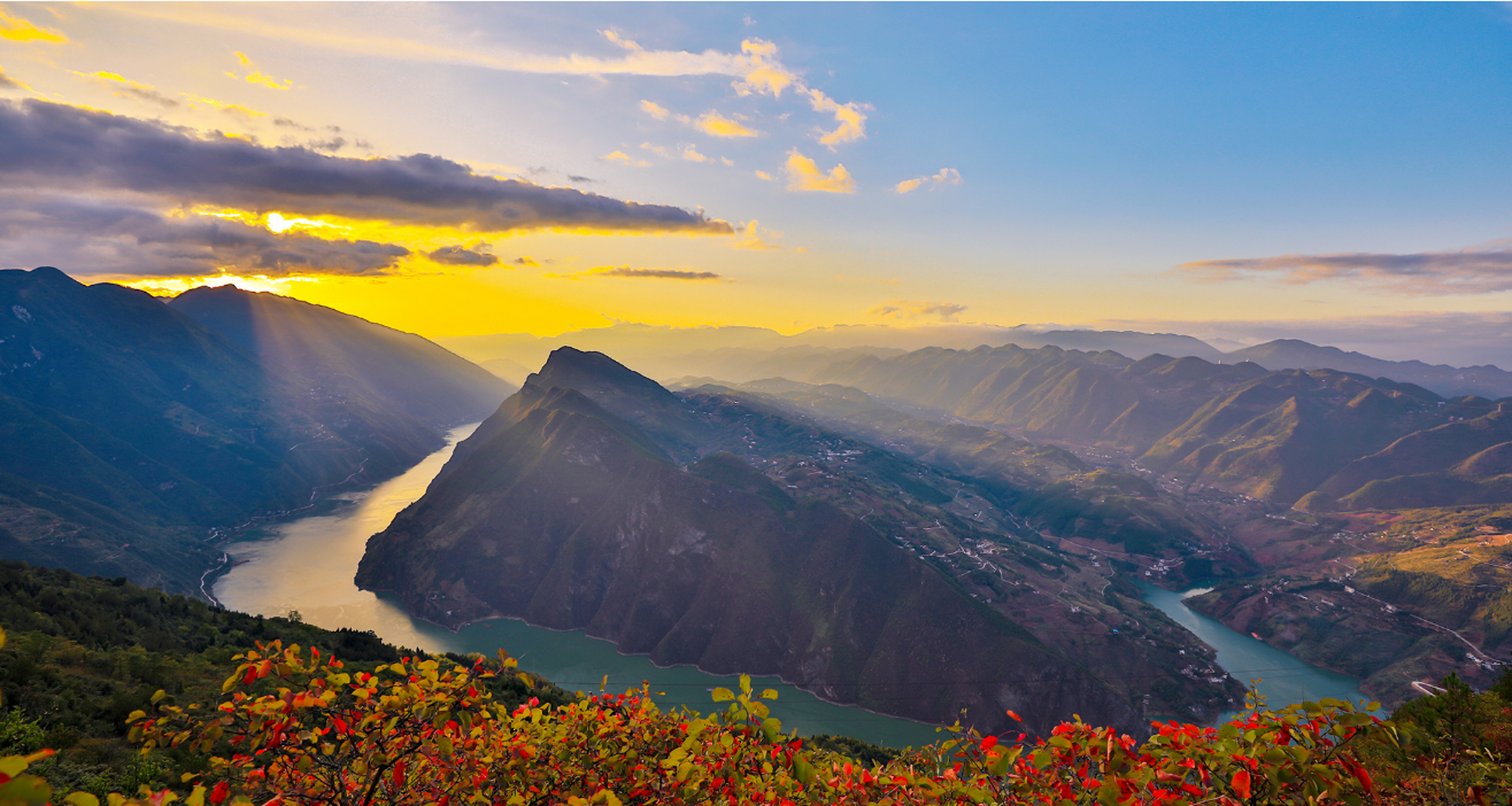 巴东巫峡口一日游攻略:早上游览巫峡口风景区,中午品尝当地特色美食
