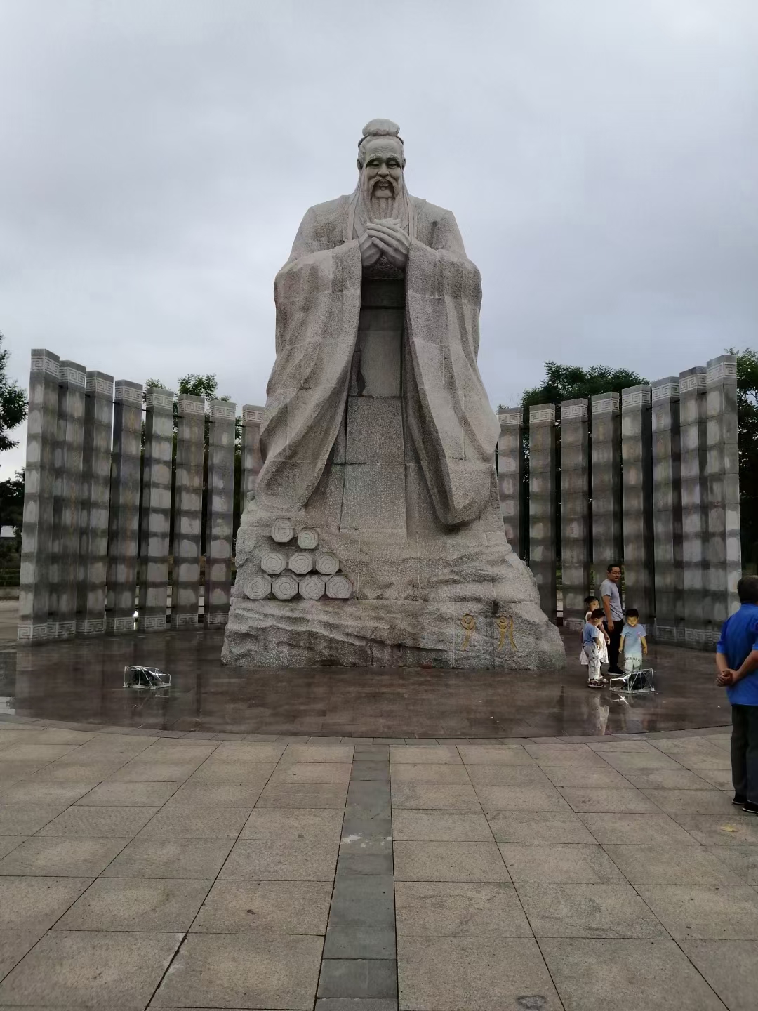 校园雕塑石雕孔子像造型样式(多图)
