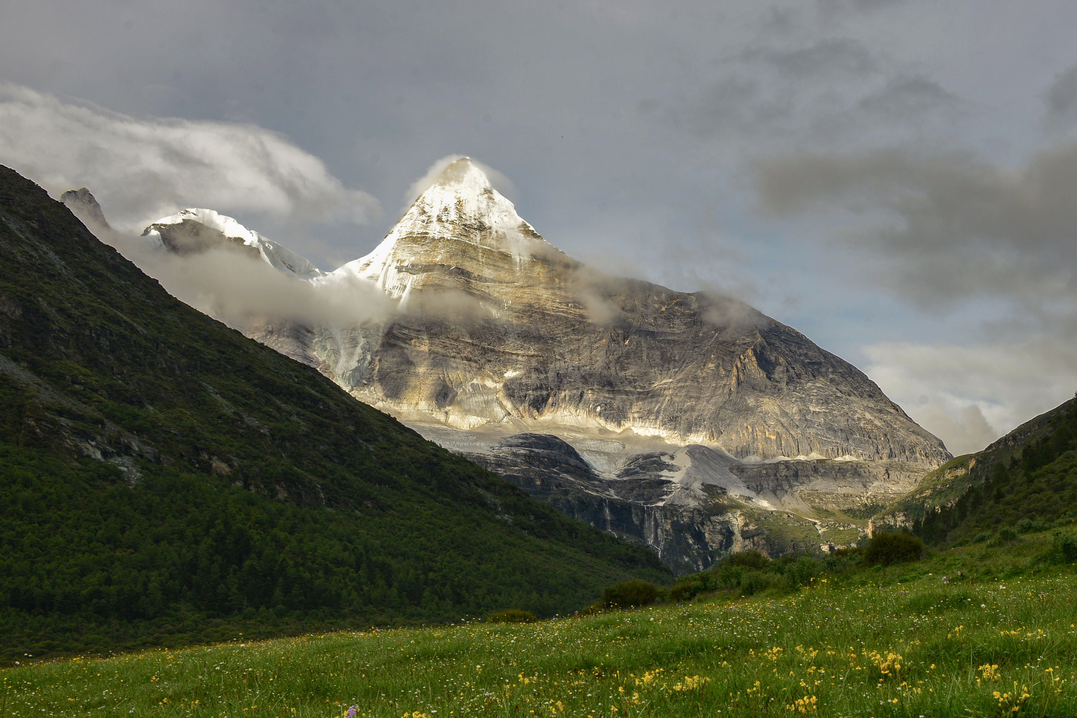 四川稻城亚丁,藏传佛教神山!仙乃日,央迈勇等雪山壮丽震撼.