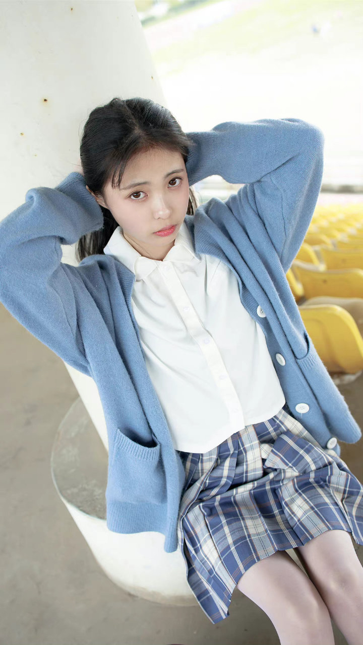 时代的白月光:jk制服搭配白丝中筒袜#图个开心