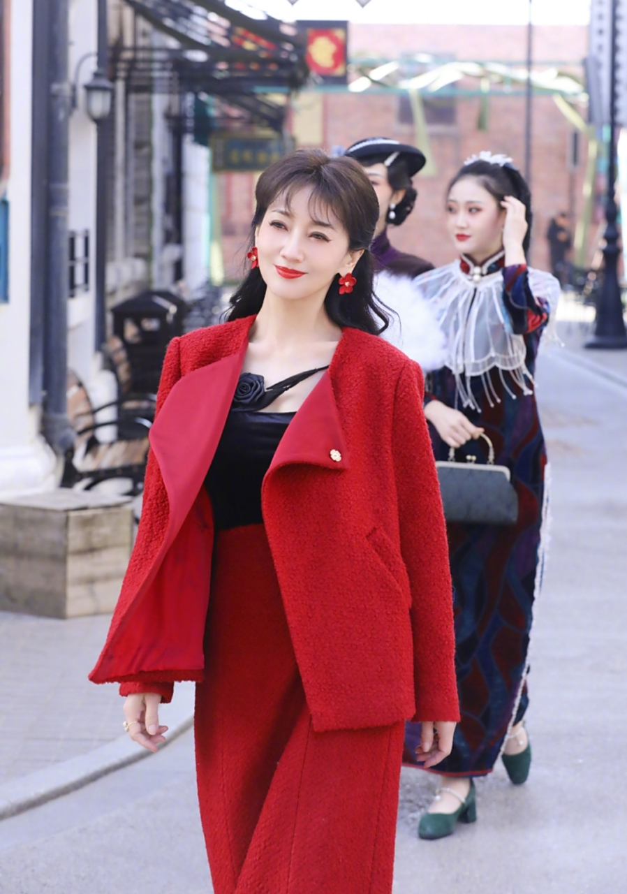 赵雅芝的这组街拍照好上镜,一身红装简约大气!