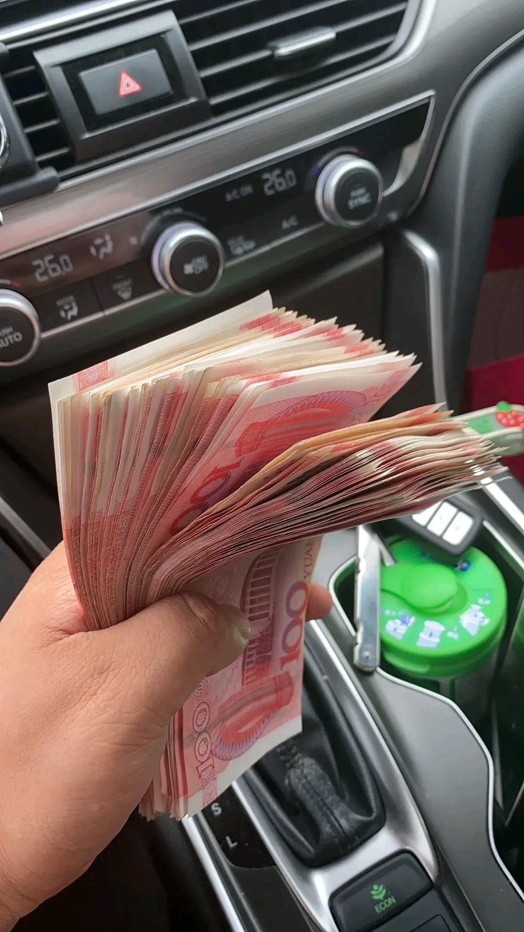 里一万块钱图片一万块钱的图片一万现金的图片一万现金自拍一万多块钱