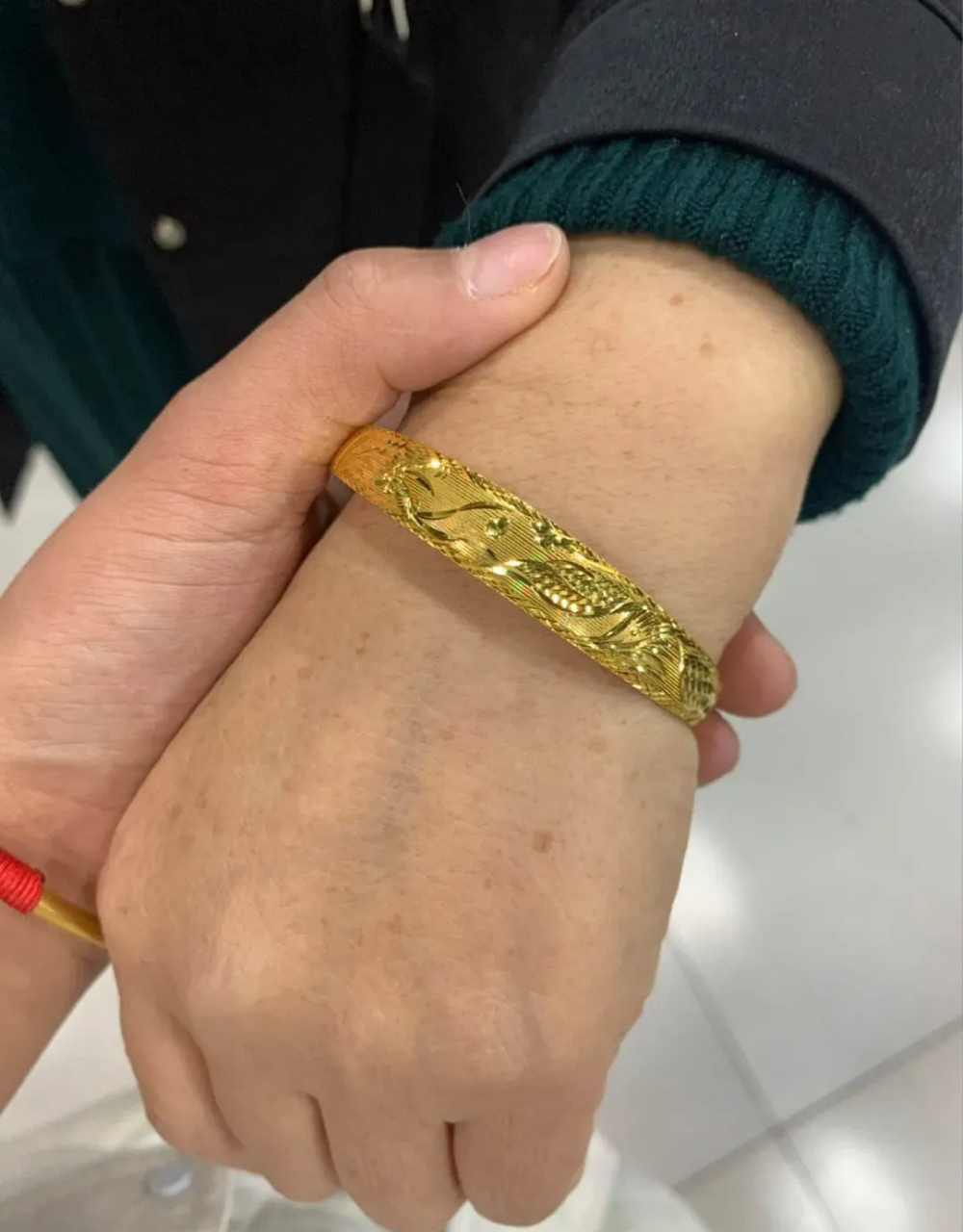 我有一个难题想问问大家:老人的大金镯子是女儿买的
