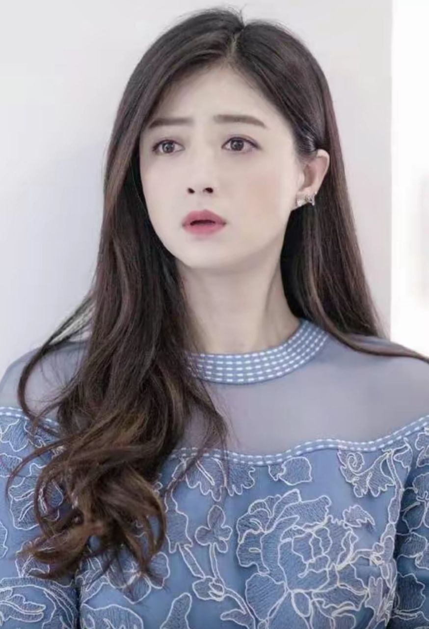 蒋欣,这个名字让人想起《甄嬛传》的华妃,《欢乐颂》的樊胜美和