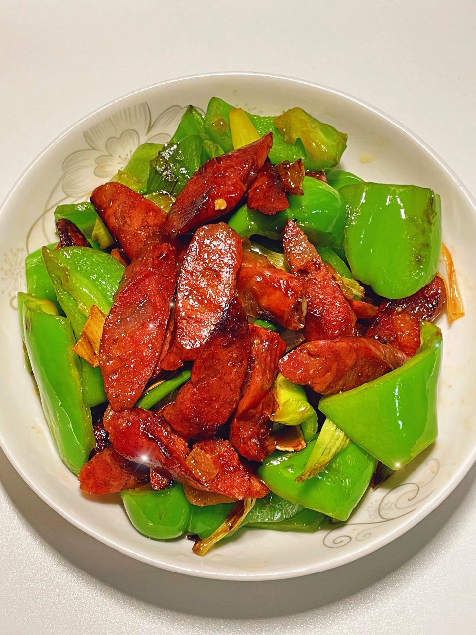 青椒炒腊肠 注备食材:青椒,腊肠,葱,蒜 11566腊肠上锅蒸十五分钟