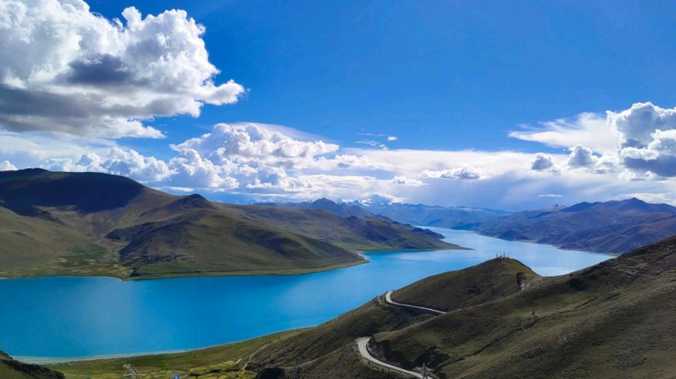 羊卓雍措是西藏三大圣湖之一,海拔4441米,湖水呈现蓝色,四周环绕着