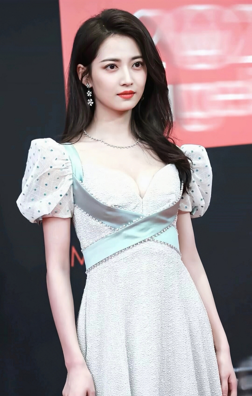 阳光可爱陈钰琪 高清手机壁纸  陈钰琪的五官玲珑精美,脸庞轮廓清晰