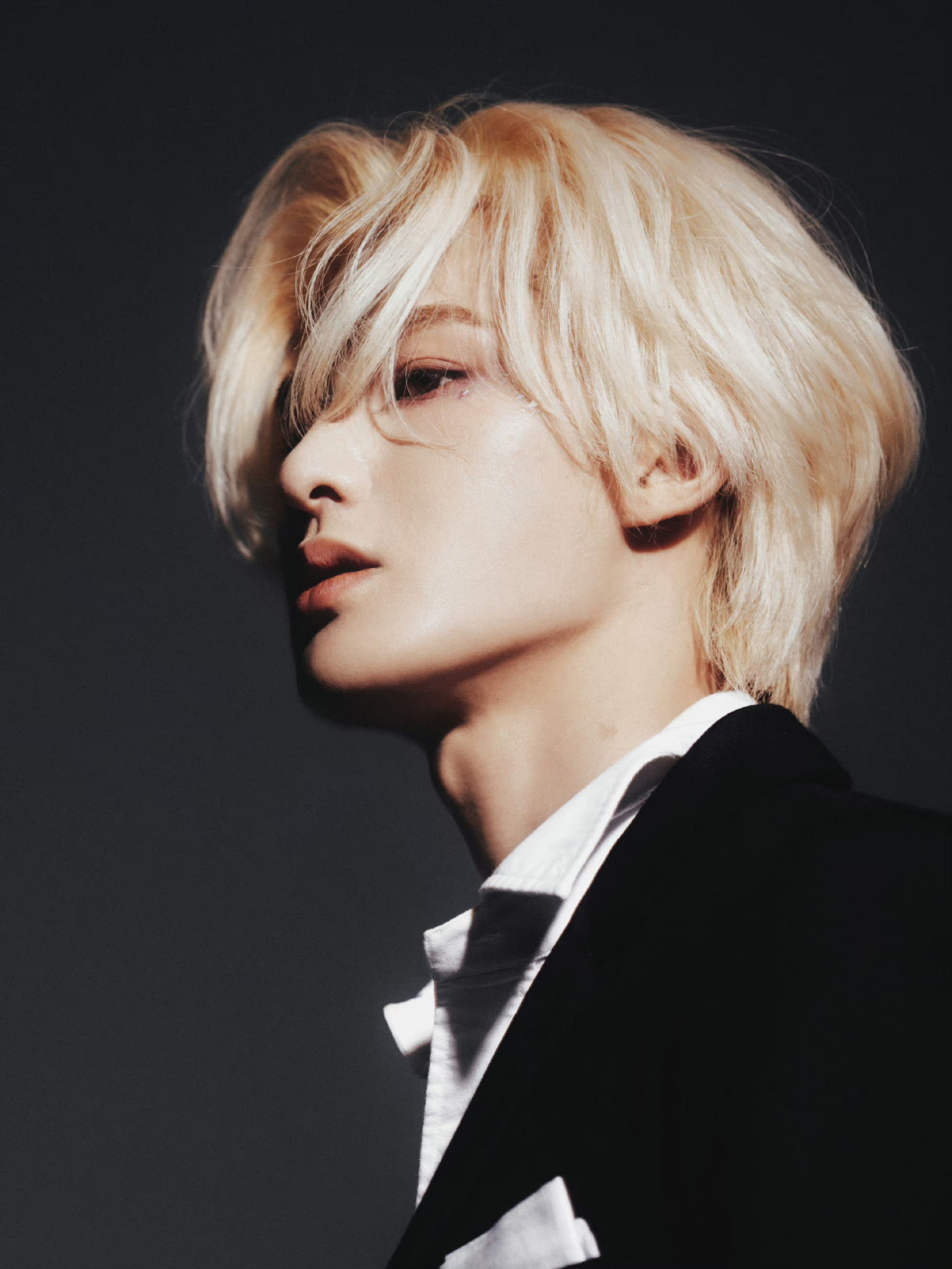 朱正廷黑白晕染西装搭配金发,好看的很,金发真的让他焕发出不一样的