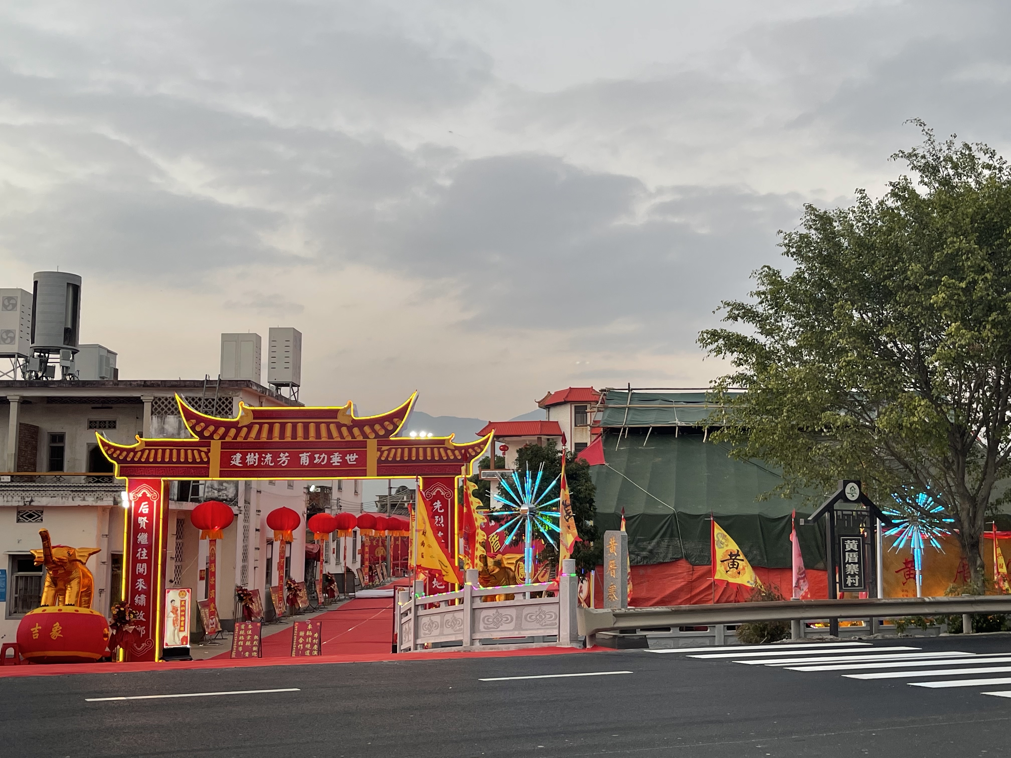 这次去汕尾蚝乡晨洲村的导游是汕尾市海丰县梅陇镇黄厝寨村人,他一路