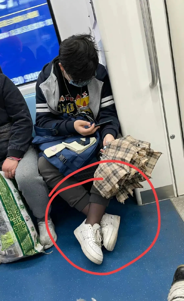 16世纪,西班牙人发明了长筒裤袜,也就是丝袜鼻祖